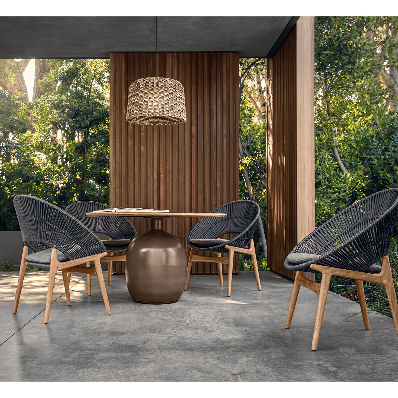 Gloster Kasha/Bora 5Piece Round Patio Dining Set AuthenTEAK