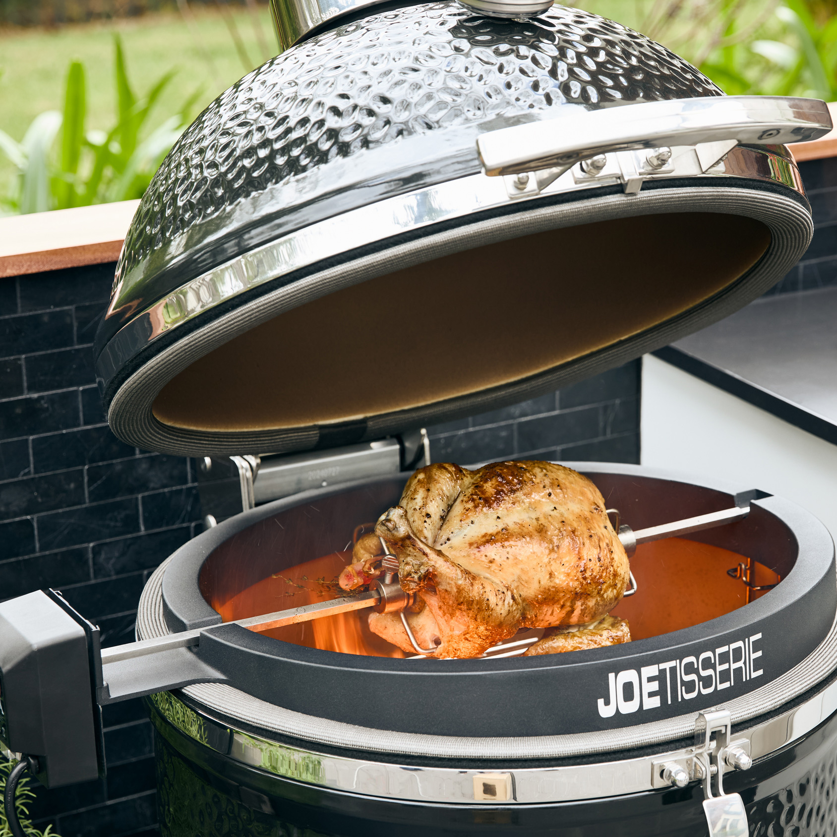 Lynx Grills Kamado Ceramic Charcoal Grill | AuthenTEAK